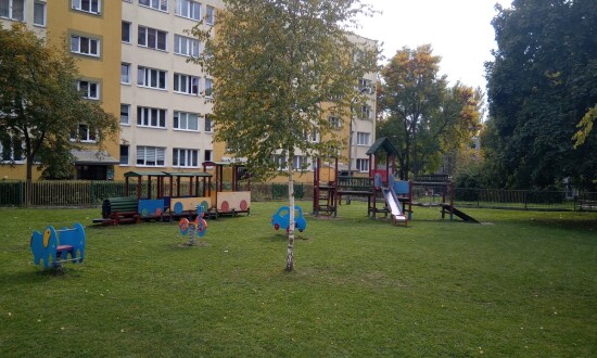 Zdjęcie przedstawia ogródek Przedszkola nr 50 w Lublinie